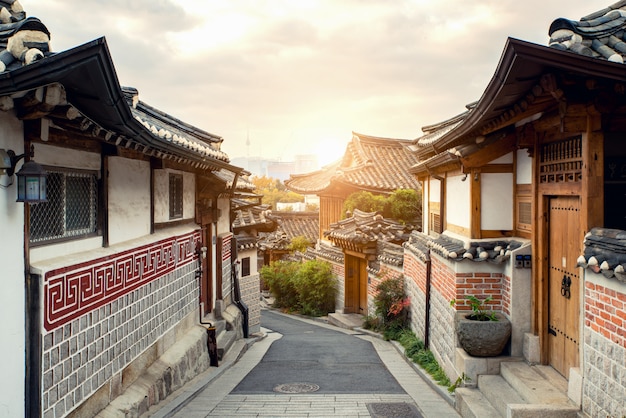 Architettura tradizionale di stile coreano al villaggio di Bukchon Hanok a Seoul, Corea del Sud.