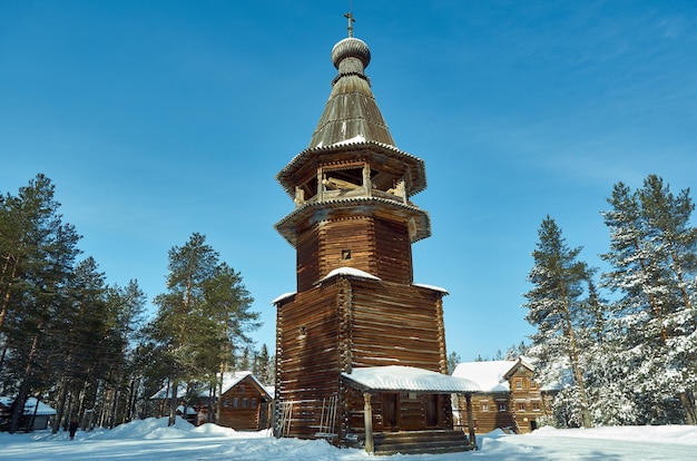 Architettura tradizionale russa in legno - Campanile, villaggio di Malye Karely, regione di Arkhangelsk, Russia