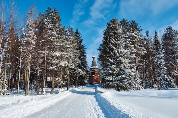 Architettura tradizionale russa in legno, villaggio di Malye Karely, regione di Arkhangelsk, Russia