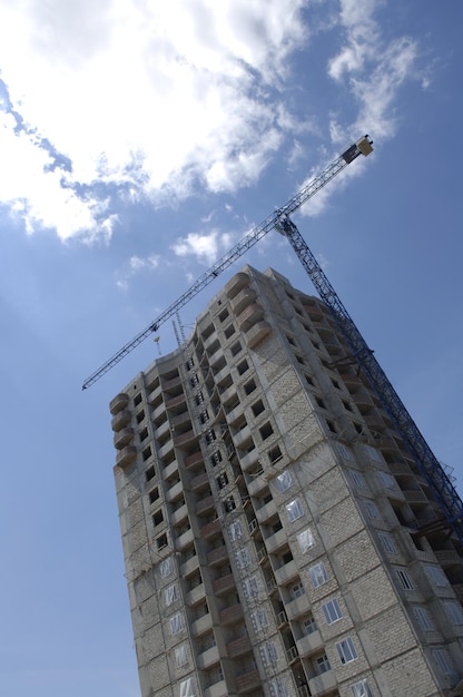 Architettura urbana dell'edificio su uno sfondo di cielo e nuvole