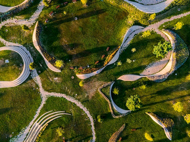 Architettura urbana e paesaggio nel parco astratto Drone dall'alto verso il basso vista aerea