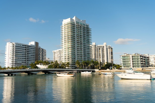 Architettura urbana moderna della metropoli costiera vista dal mare a Miami, USA.