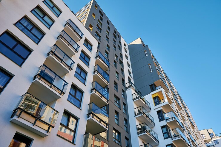 Architettura urbana moderna facciata di un edificio residenziale con balconi a Varsavia