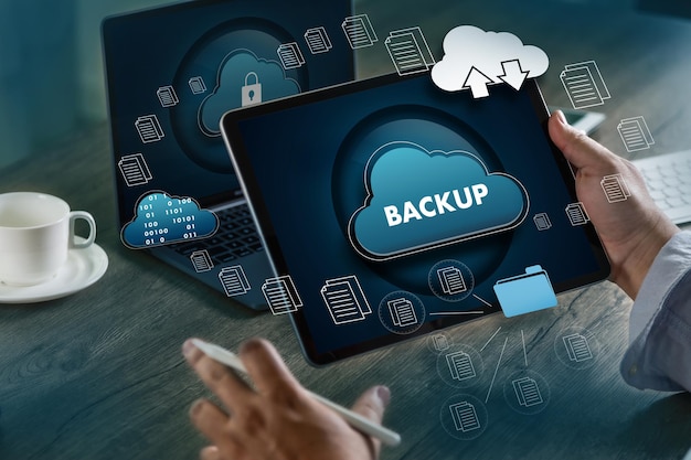 Archiviazione backup download elaborazione dati digitali trasferimento documento database cloud su laptop comunicazione concetto trasferimento download condivisione multimedia