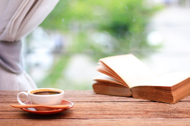 Archivio Fotografico - Tazza di caffè con libri in mattinata sul lato della finestra