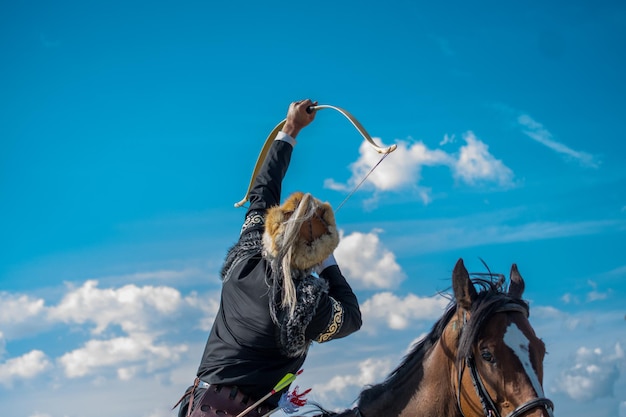 Arciere a cavallo ottomano che cavalca e spara