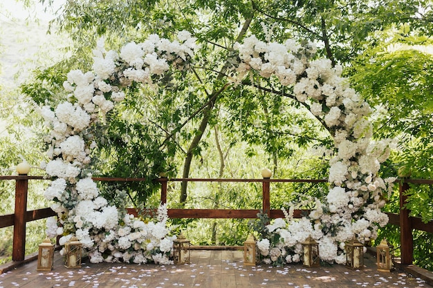 Arco a tutto sesto decorato con fiori bianchi e verde