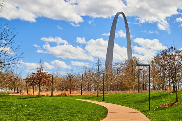 Arco d'ingresso a St. Louis dal parco all'inizio della primavera