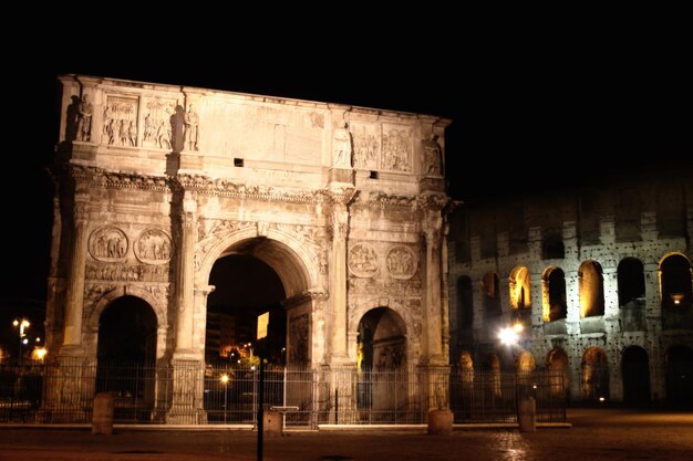 Arco de Costantino e Colosseo a Roma Italia