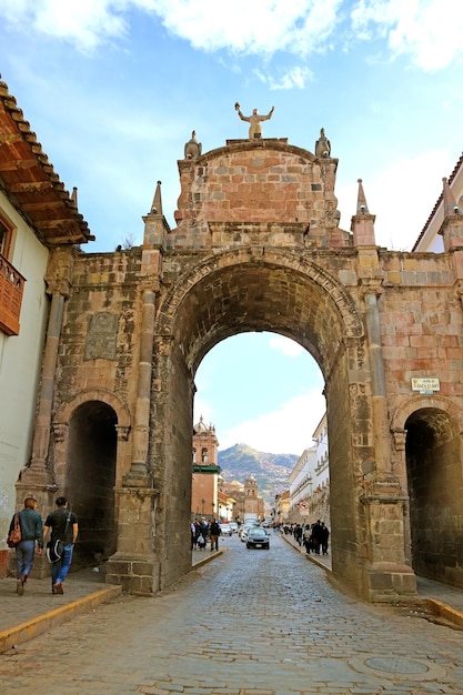 Arco de Santa Clara Splendida antica porta di pietra nella città di Cusco, in Perù