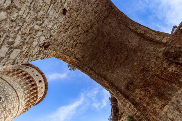 Arco del ponte di ingresso principale al castello di Brescia, Lombardia, Italy