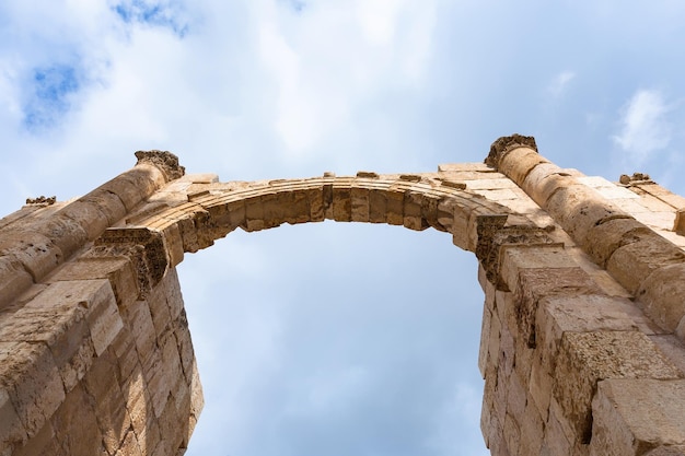 Arco del portone sud nell'antica città di Gerasa di Jerash