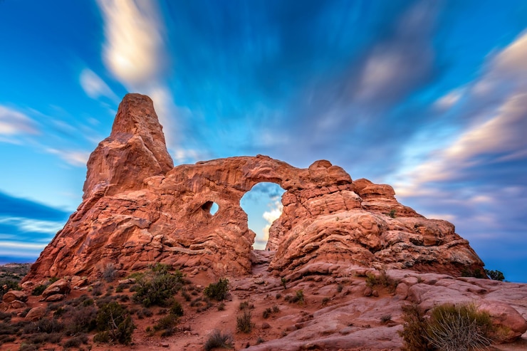 Foto arco della torretta al mattino presto nel parco nazionale degli archi dell'utah