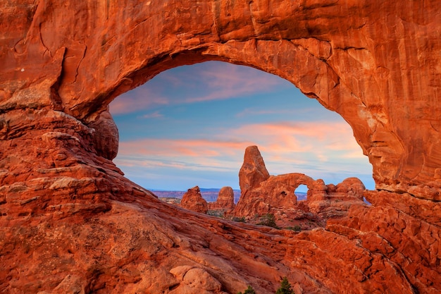 Arco della torretta attraverso la finestra nord al Parco Nazionale Arches a Moab Utah USA