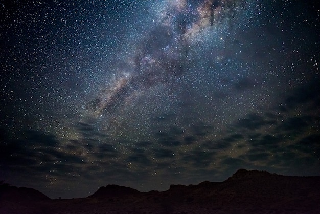 Arco della Via Lattea, stelle nel cielo, il deserto del Namib in Namibia, Africa