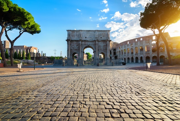 Arco di Costantino alla fine del colle palatino. Roma, Italia