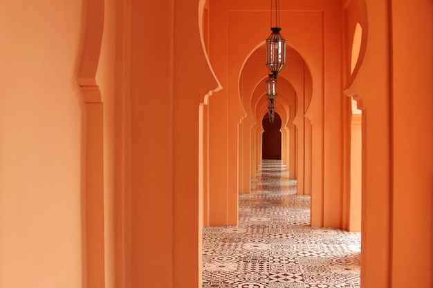 Arco di entrata in stile architettura marocchino con lampada