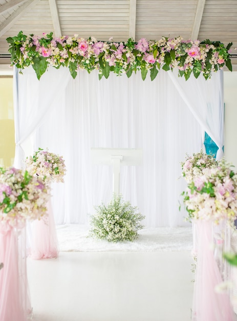 Arco di legno bianco e blu a cerimonia di nozze con la fila della sedia di nozze.