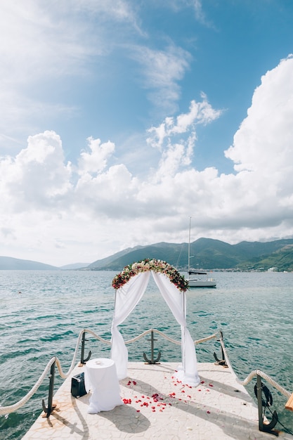 Arco di nozze sulla spiaggia in vista panoramica del montenegro