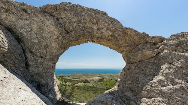 Arco di pietra Anello d'amore. penisola di Crimea.