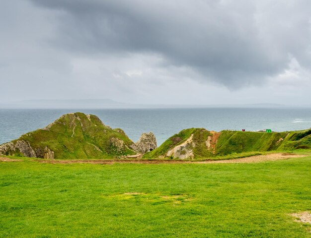 Arco di pietra calcarea naturale della porta di Durdle sulla costa con la costa rocciosa circostante a Dorset, Inghilterra