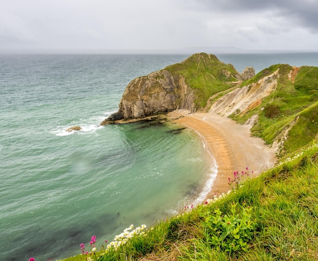 Arco di pietra calcarea naturale della porta di Durdle sulla costa con la costa rocciosa circostante a Dorset, Inghilterra