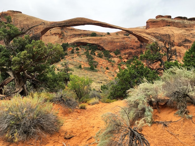 Arco di roccia naturale contro un cielo nuvoloso