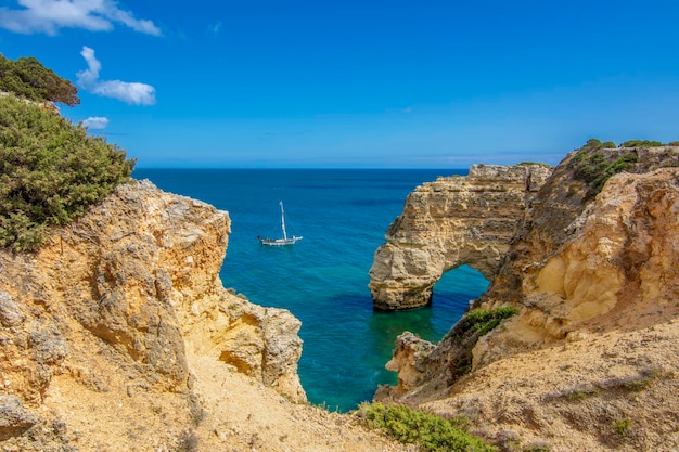 Arco di roccia sulla spiaggia di Marinha e acqua di mare turchese sulla costa del Portogallo nella regione dell'Algarve