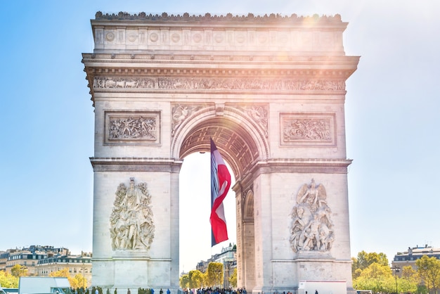 Arco di Trionfo con il sole sul cielo blu, a Parigi Francia