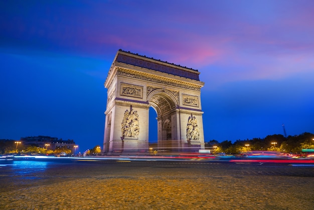 Arco di Trionfo situato a Parigi, Francia al crepuscolo