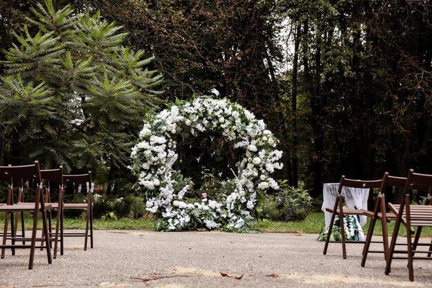 Arco festivo per la cerimonia di pittura degli sposi il giorno del matrimonio, decorazioni nuziali con fiori freschi