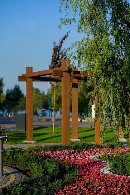 Arco in legno in giardino con fiori e piante