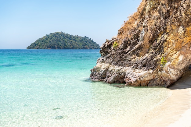 Arco in pietra a Khai Island, Tarutao National Park, provincia di Satun, Thailandia