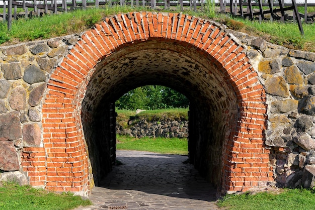 Arco in pietra e tunnel nel muro della fortezza Sfondo edificio d'epoca