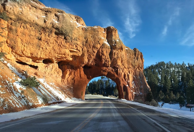 Arco in pietra rossa sulla strada per il Bryce Canyon