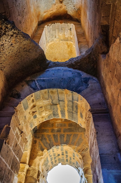 Arco in rovine del più grande Colosseo del Nord Africa El JemTunisia UNESCO