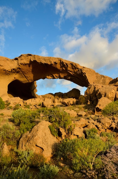 Arco naturale di formazione vulcanica nel deserto Isole Canarie di Tenerife Spagna