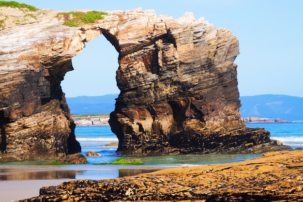 Arco naturale sulla spiaggia di As Catedrais