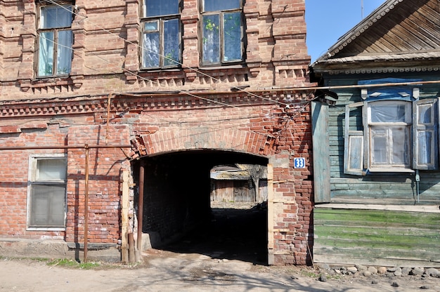 Arco nella vecchia casa di mattoni nella città di Astrakhan