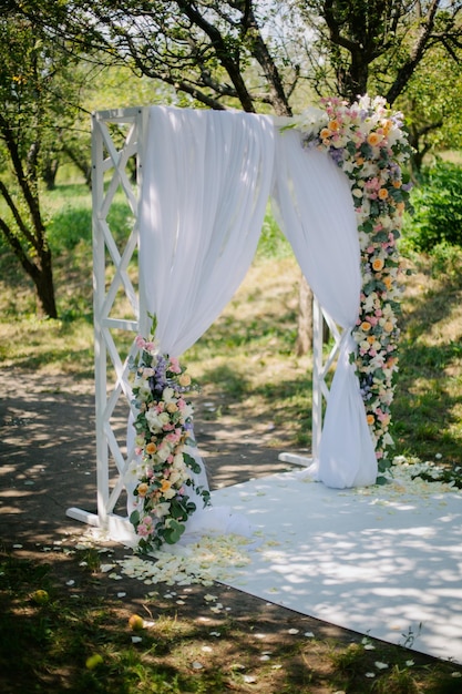 arco nuziale con fiori per la cerimonia nuziale. spazio all'aperto decorato per la cerimonia nuziale