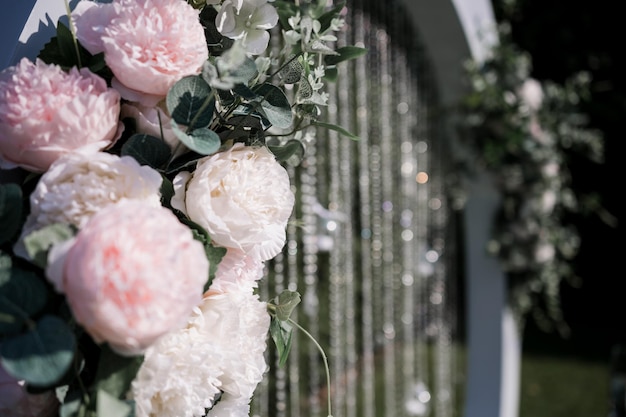 Arco per la cerimonia di matrimonio nel parco