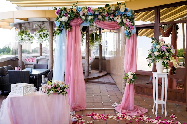 Arco per la cerimonia nuziale decorato fiori di stoffa verde