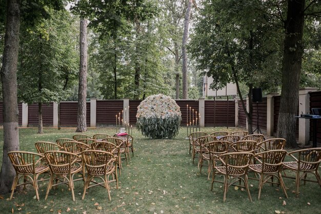 Arco per una cerimonia di matrimonio con fiori