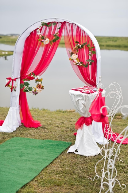 Arco per una cerimonia nuziale sul lago 2818