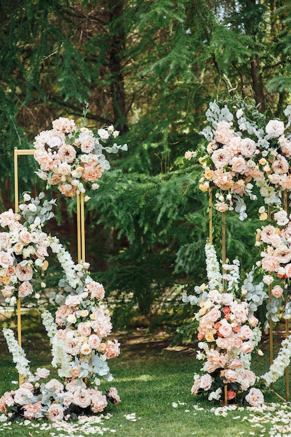 Arco quadrato per una cerimonia di nozze bellissimi fiori