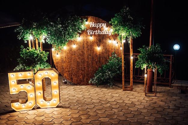 Arco rotondo in legno, zona fotografica per un servizio fotografico per un uomo del 50 ° anniversario.