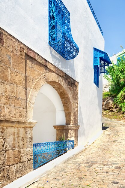 Arco su una strada cittadina bianca e blu