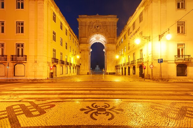 Arco trionfale - Arco di Rua Augusta sulla Piazza del Commercio di notte, Lisbona, Portogallo