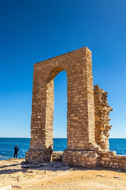 Arco vicino al Cothon fenicio e al cimitero sullo stemma di Mahdia Tunisia
