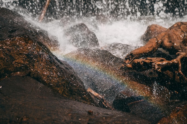 arcobaleno alla base della cascata